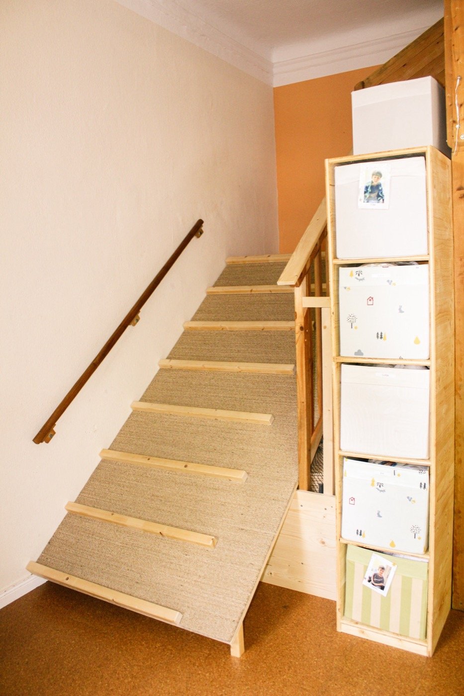 Holztreppe zur Hochebene mit Regalwürfeln