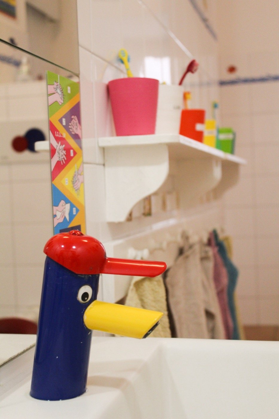 Kindgerechtes Waschbecken mit Vogel-Wasserhahn